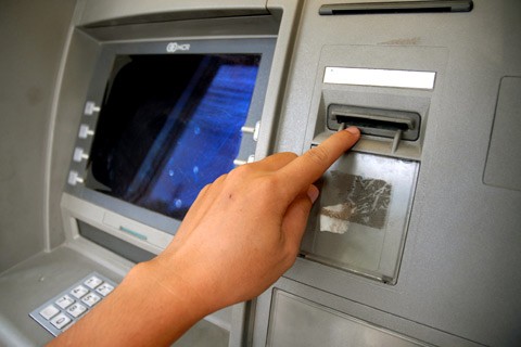 Thẻ ATM của khách hàng có thể bị kẹt trong máy vì nhiều nguyên nhân